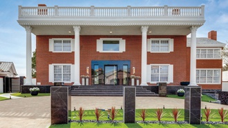 Living on the water is just the beginning at this showcase at The Lakes Estates.