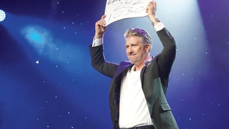 Mentalist gets the crowd in on the fun.