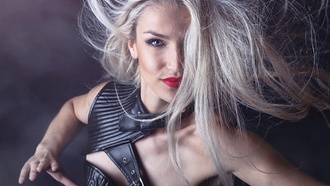 Quick-change artist Lea Kyle joins the Luxor production.