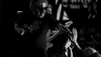 The singer plays The STRAT in his recurring run.