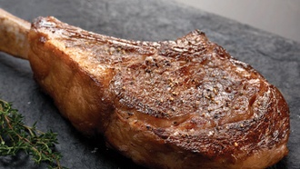 With gourmet sides, fresh seafood and luscious cuts, this restaurant delivers an excellent meal.