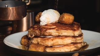 Hot spot offers giant cocktails and twists on brunch classics.