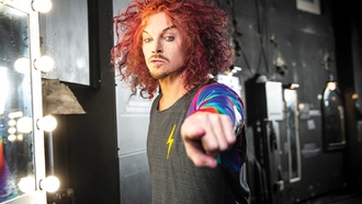 Comedy master combines props and perfect punchlines for an uproarious show.