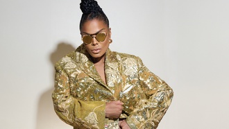 At Resorts world, the singer gives fans hits from throughout her long career.