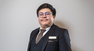 The concierge helps newcomers with helpful tips.