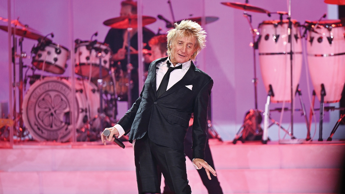 At 81, Rod Stewart’s ‘Encore Shows’ in Las Vegas feel like they’re just beginning